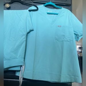 One pocket scrub top XL joggers size LARGE
